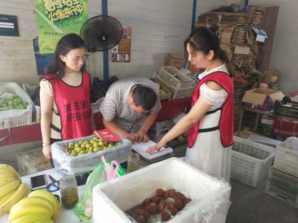 凤台县菜市社区志愿者走进沿街商铺排查安全隐患