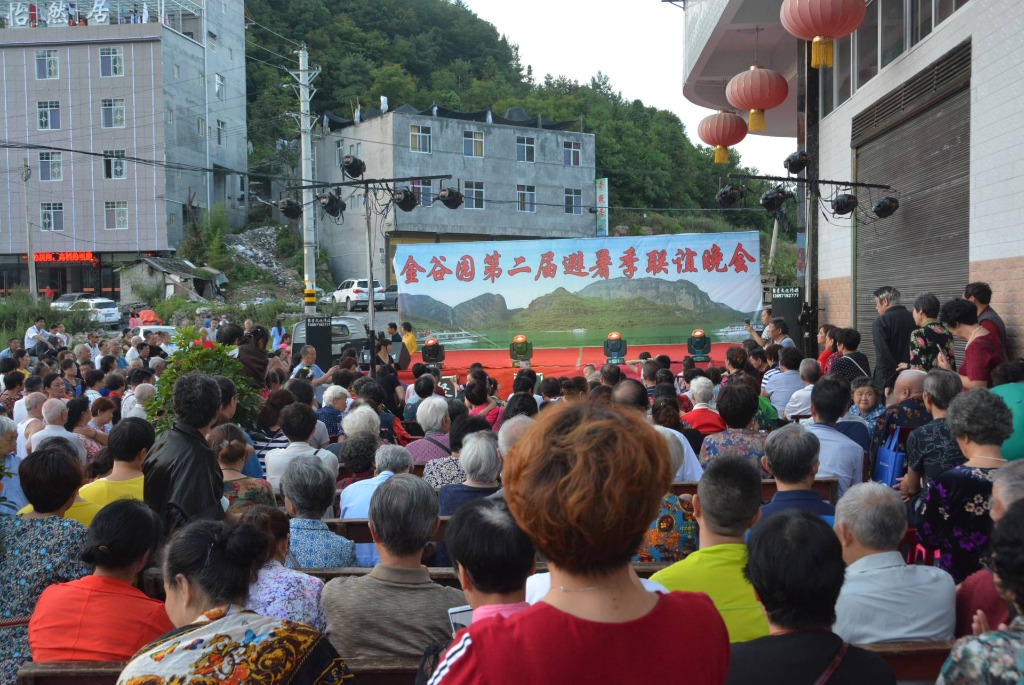 时下,走进"凉"满仓的建始县花坪镇,数万名汉腔游客接踵摩肩,漫步美丽