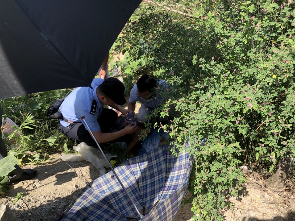 松山派出所接群眾報警稱:在霞浦松山街道長沙村網紅路(聯七線)旁邊